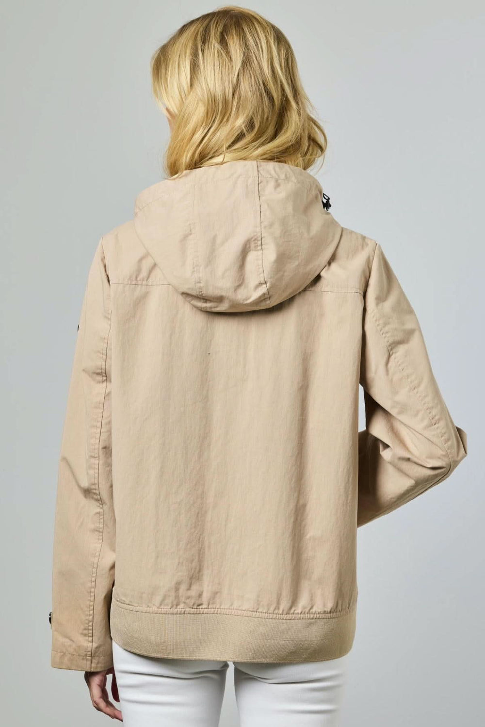 Veste légère à capuche utilitaire vue de dos, couleur beige, design épuré et moderne, idéale pour la mi-saison et un style décontracté.