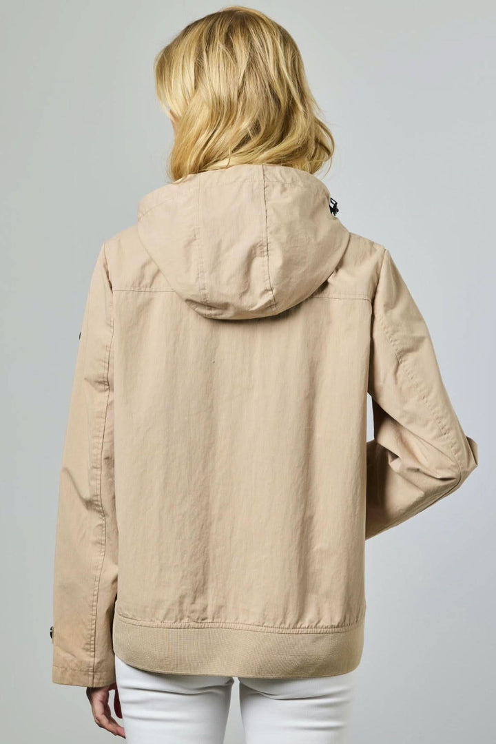 Veste légère à capuche utilitaire vue de dos, couleur beige, design épuré et moderne, idéale pour la mi-saison et un style décontracté.