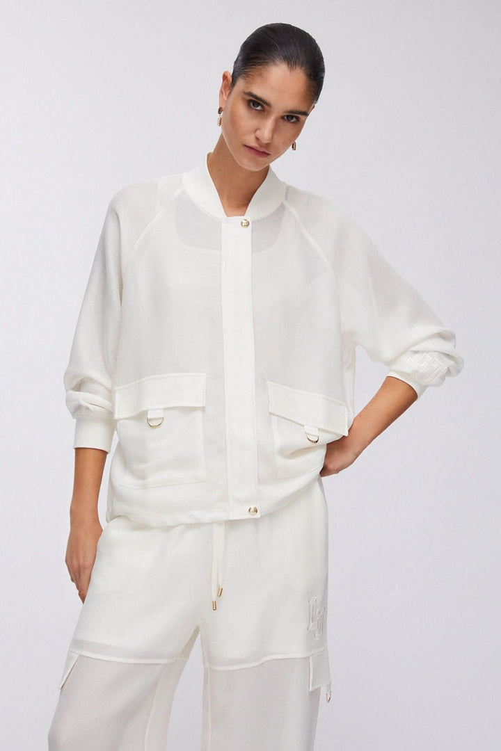 Veste légère à manches longues avec poches cargo en tissu léger, silhouette moderne et col rond style bomber.