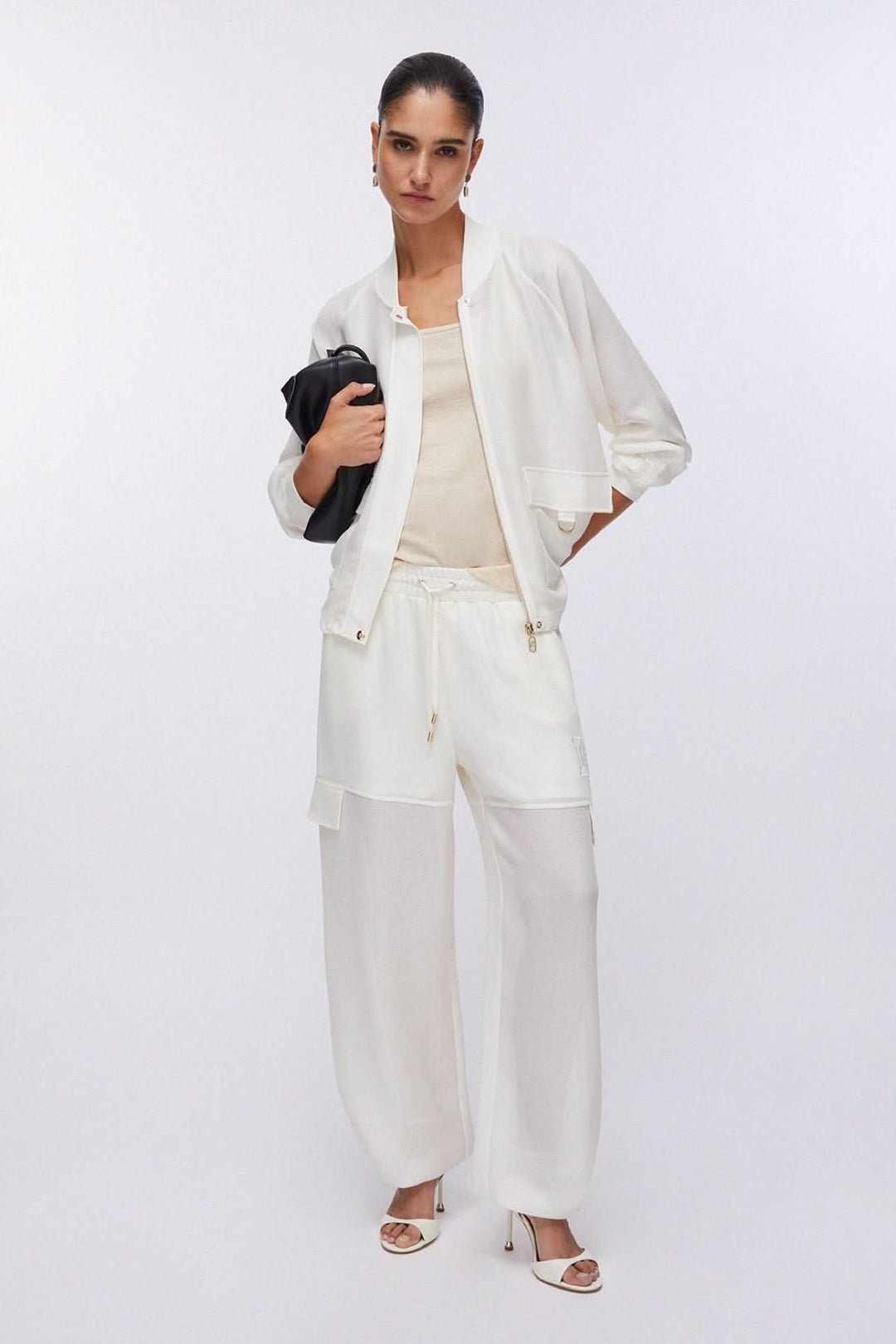 Veste légère à manches longues avec poches cargo portée par un modèle, style moderne et utilitaire parfait pour tenues décontractées.