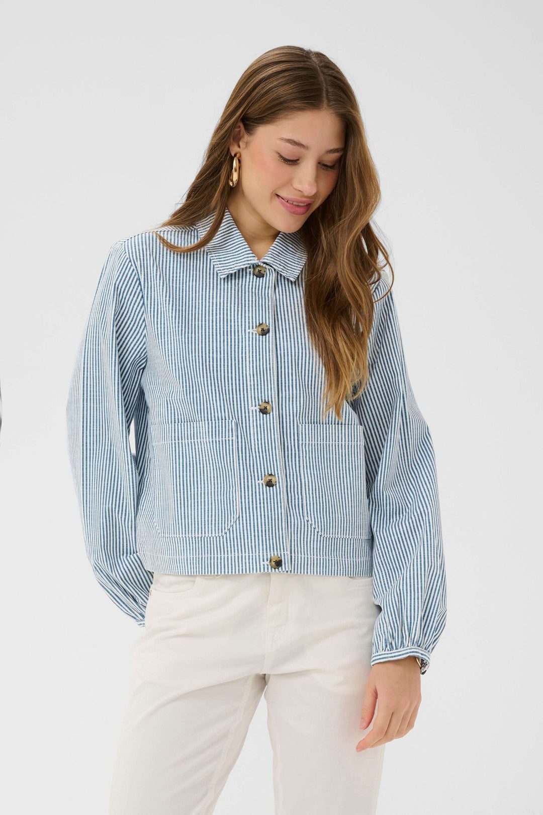 Veste légère rayée à boutons, motif rayé intemporel, col chemise, manches longues, poches plaquées, coupe courte élégante et moderne.