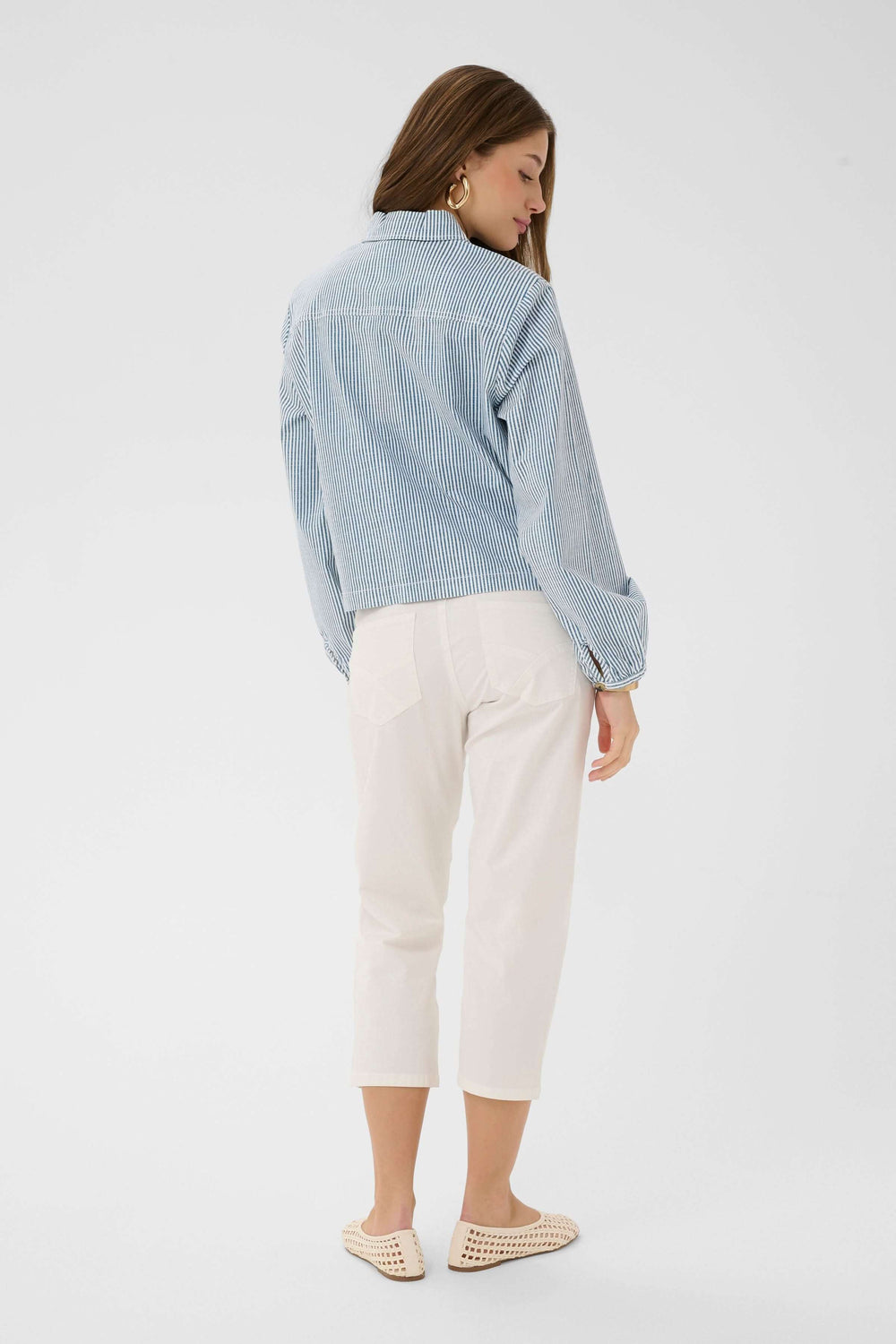 Veste légère rayée à boutons, manche longue, col chemise, vue de dos, style décontracté, parfait pour superpositions, mode moderne.