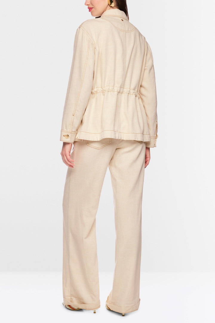 Veste légère à taille ajustable vue de dos avec cordon de serrage et détails utilitaires discrets pour un style moderne et polyvalent.