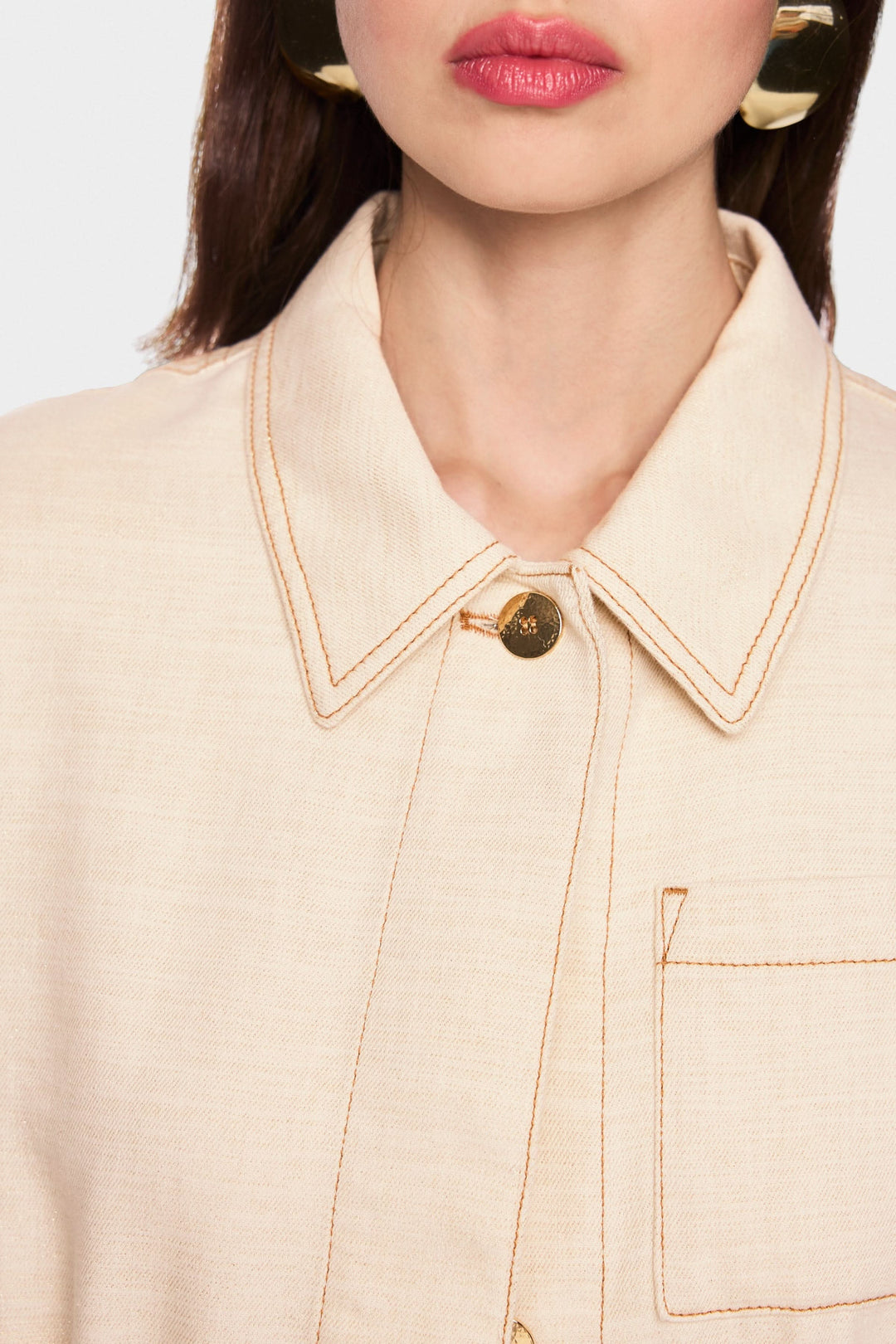 Détail de la Veste légère à taille ajustable avec col chemise structuré et fermeture boutonnée en beige.