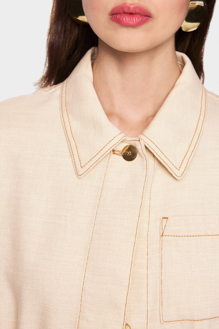 Détail de la Veste légère à taille ajustable avec col chemise structuré et fermeture boutonnée en beige.