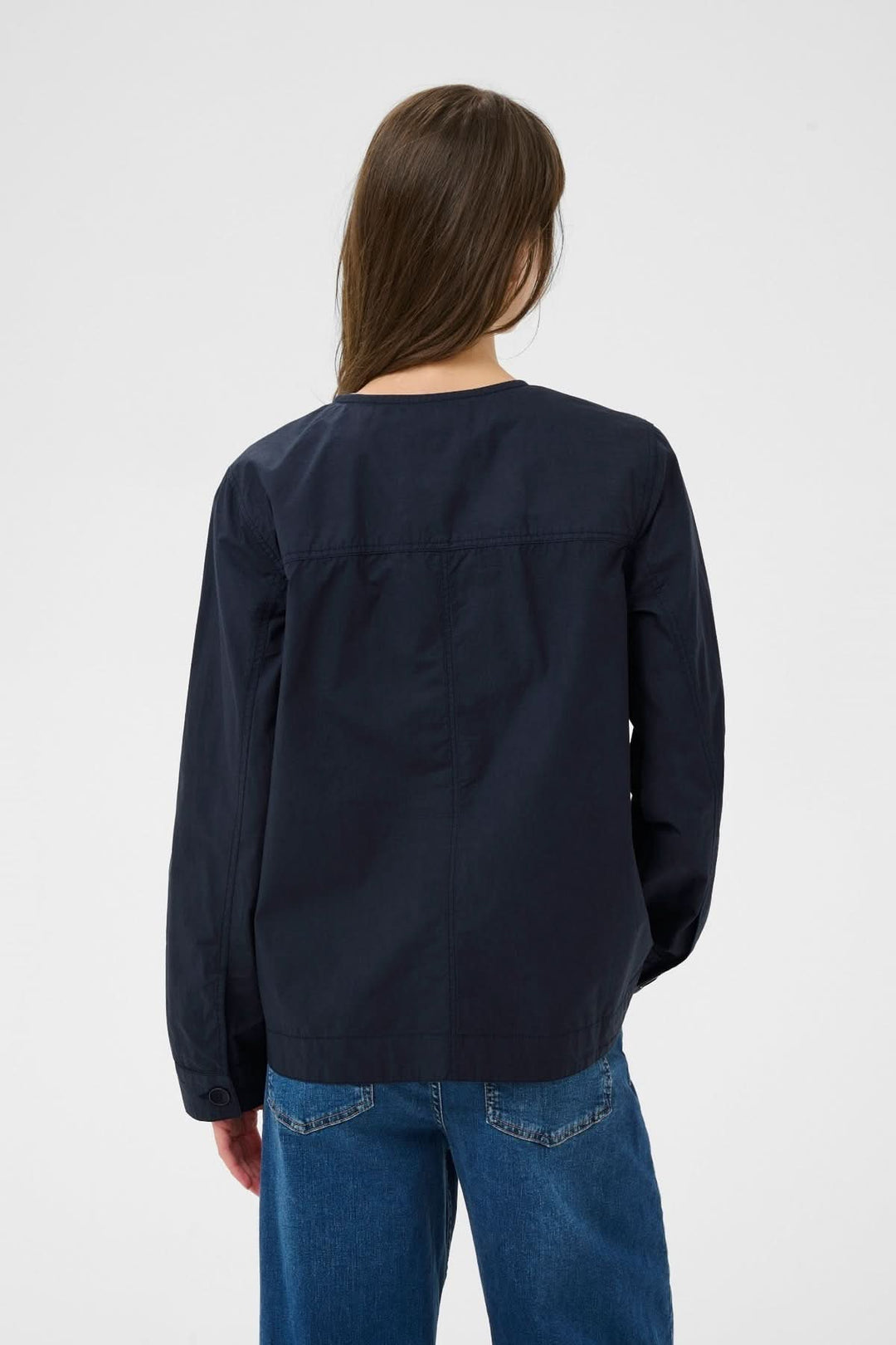 Vue arrière de la Veste légère utilitaire Aziza bleu marine avec coupe droite et col rond, adaptée à des tenues décontractées.