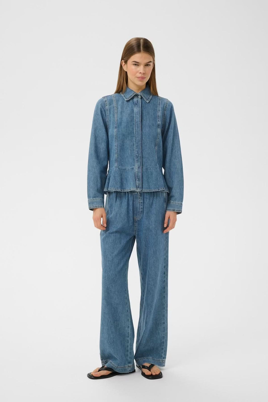 Femme portant une veste légère zippée Sophina en denim, coupe droite, style décontracté, parfaite pour la mi-saison.