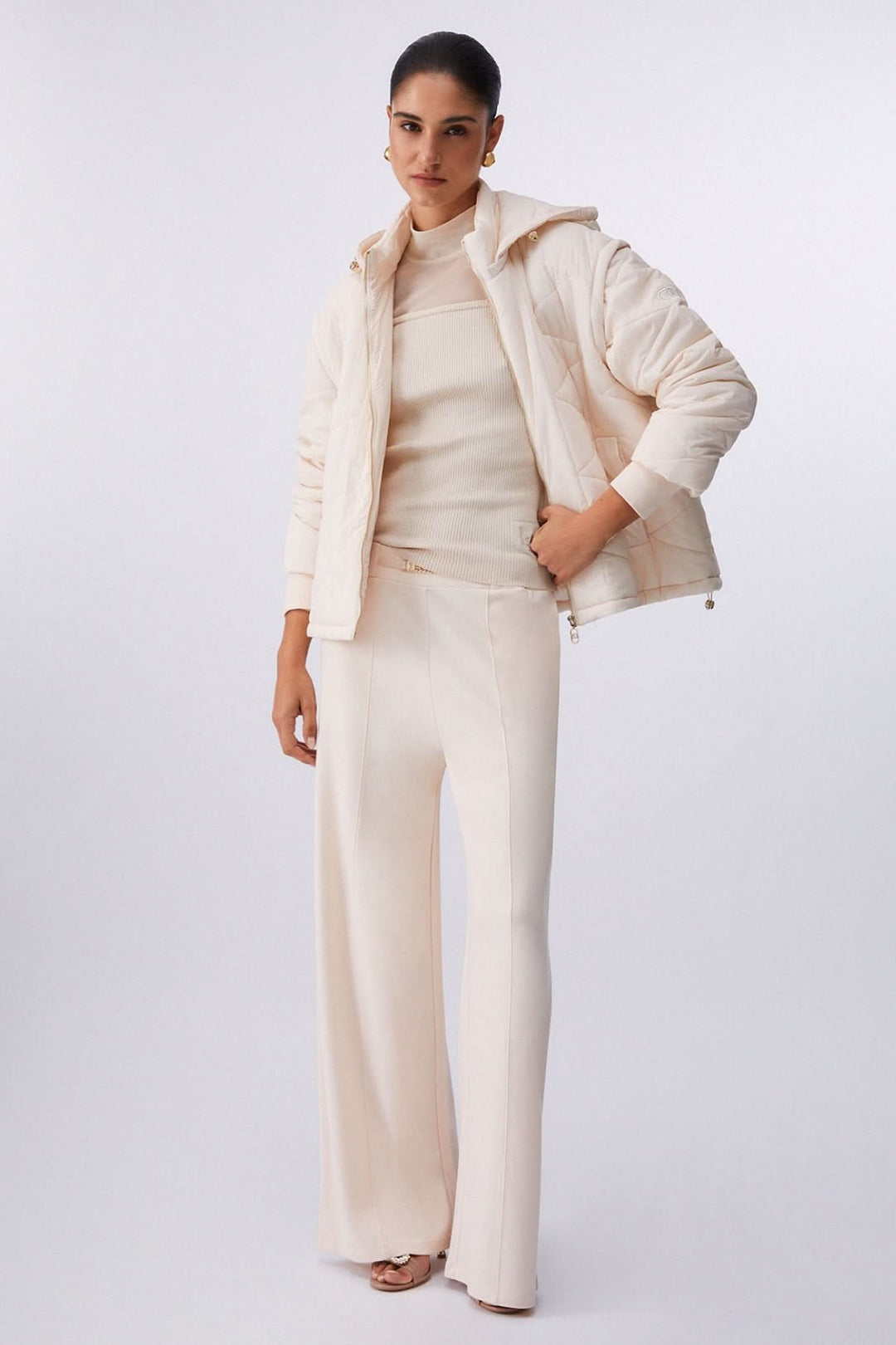 Veste matelassée à capuchon portée avec élégance, silhouette moderne pour la mi-saison, confort et chaleur