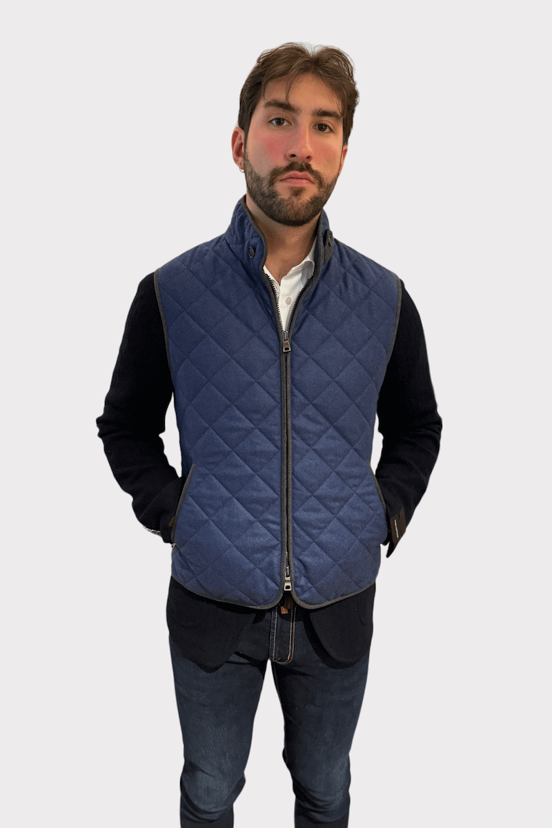 Homme portant une veste matelassée de laine bleue, élégante et confortable, idéale pour les journées fraîches.