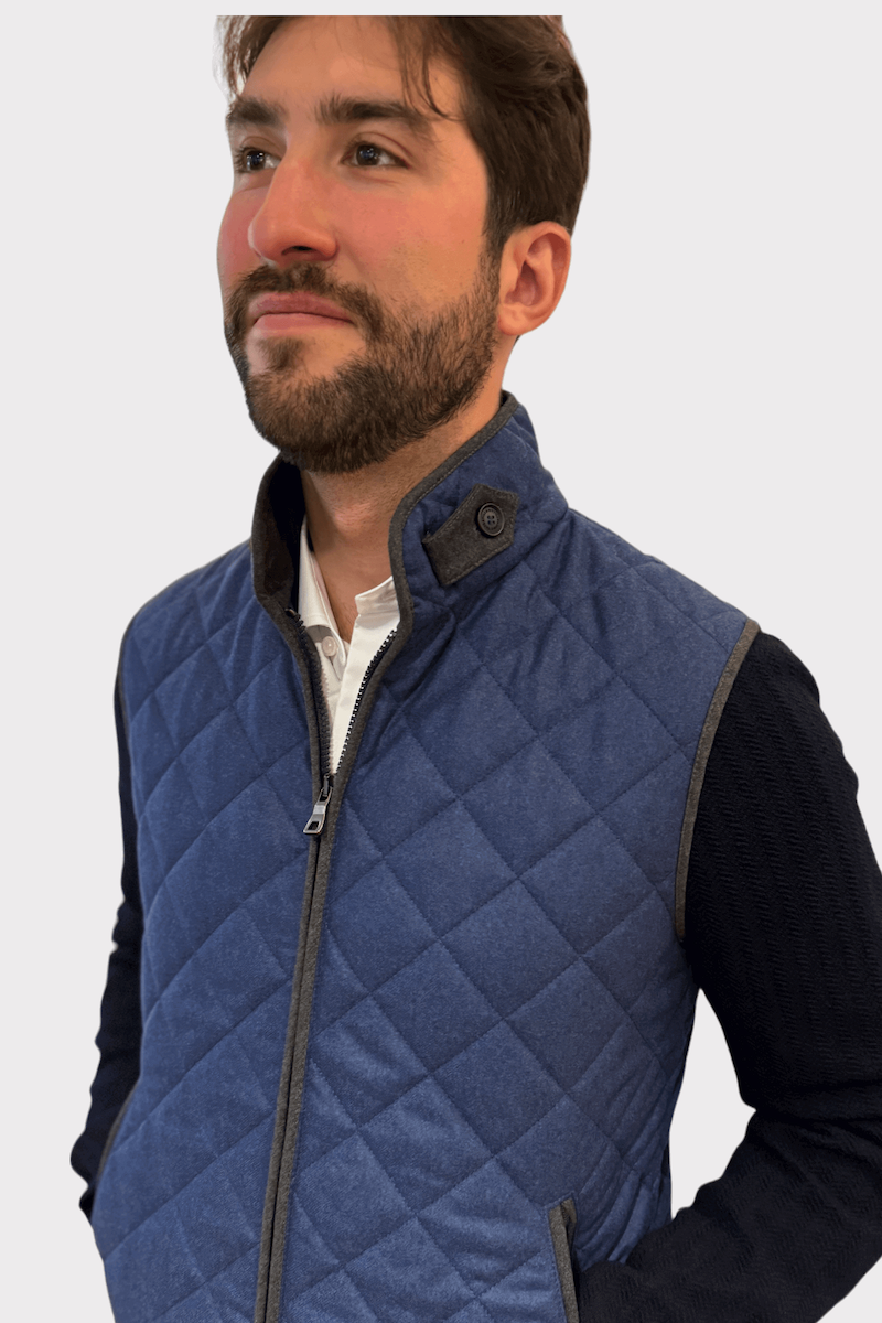 Homme portant une veste matelassée de laine bleue, alliant style et confort pour les journées fraîches.