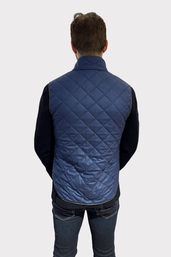 Veste matelassée de laine pour homme vue de dos, style élégant et décontracté, idéale pour les journées fraîches.