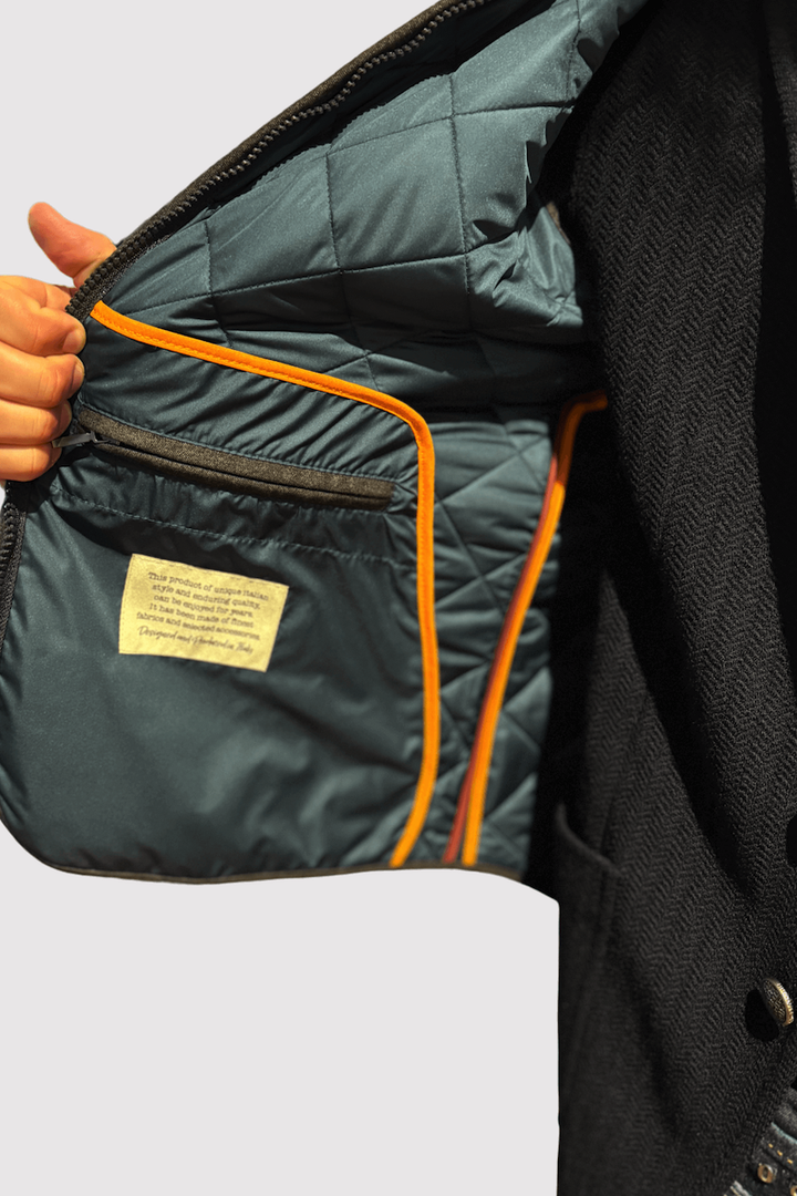 Intérieur de la veste matelassée de laine avec des poches contrastantes et détails soignés.