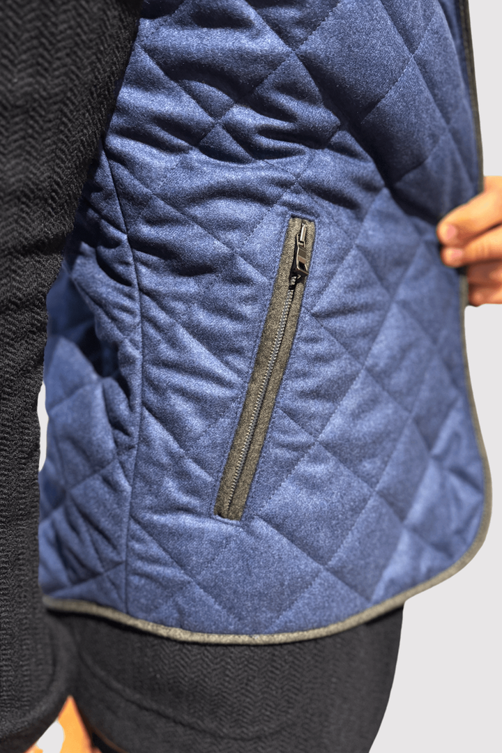 Veste matelassée de laine pour homme avec détail de poche zippée sur le côté en bleu élégant.