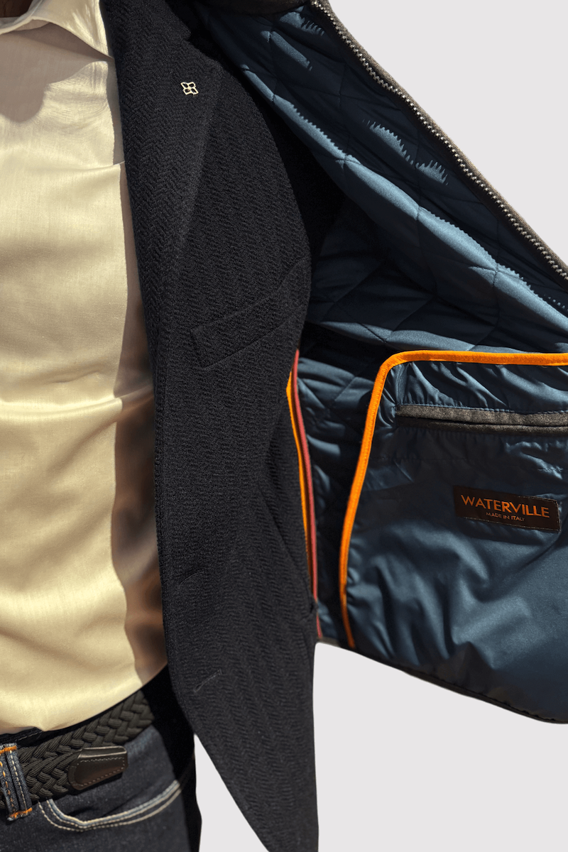 Veste matelassée de laine pour homme, ouverte pour montrer le design intérieur élégant et les détails contrastants.