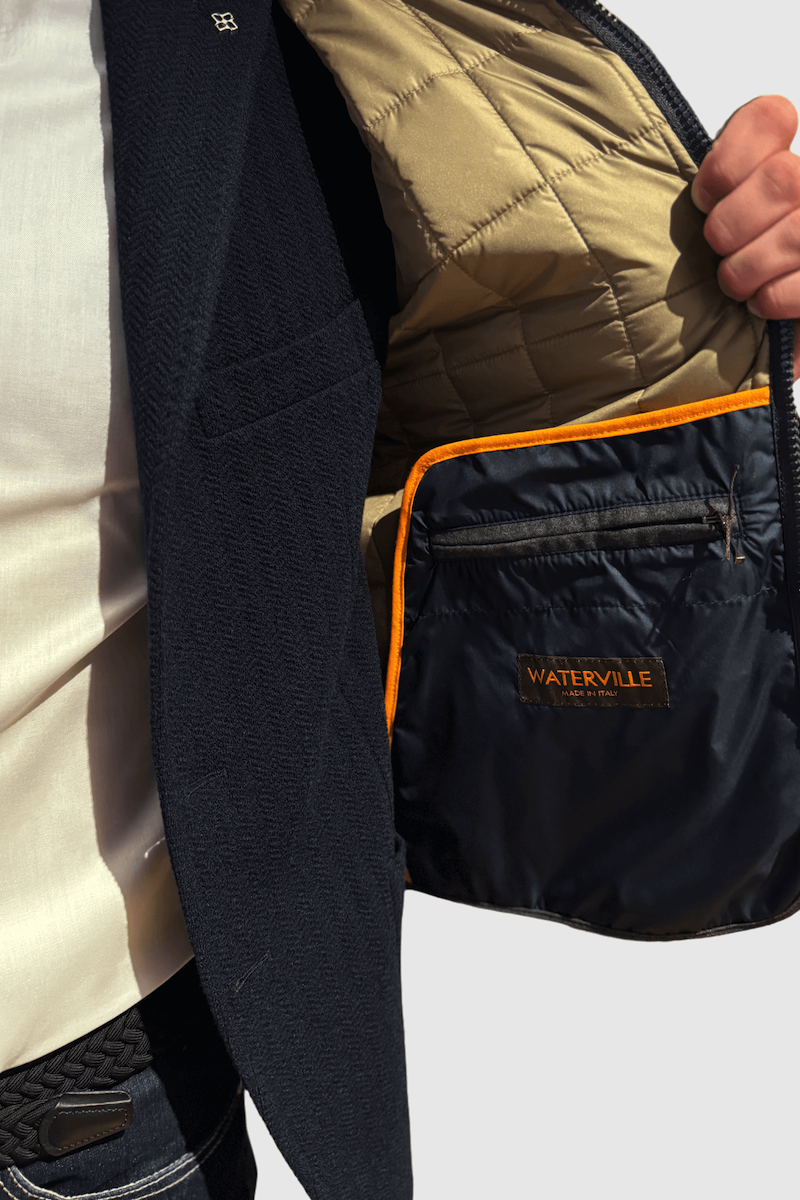 Veste matelassée en nylon avec doublure beige et poche intérieure, design élégant et moderne.