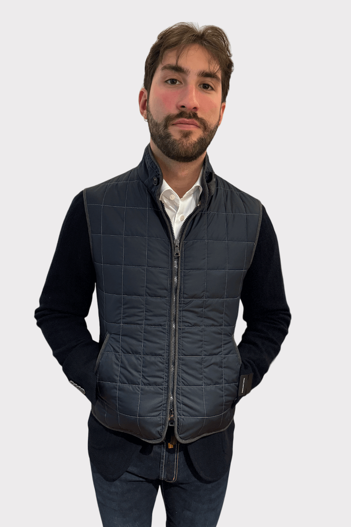 Homme portant une veste matelassée en nylon noire, idéale pour la mi-saison, style élégant et polyvalent.