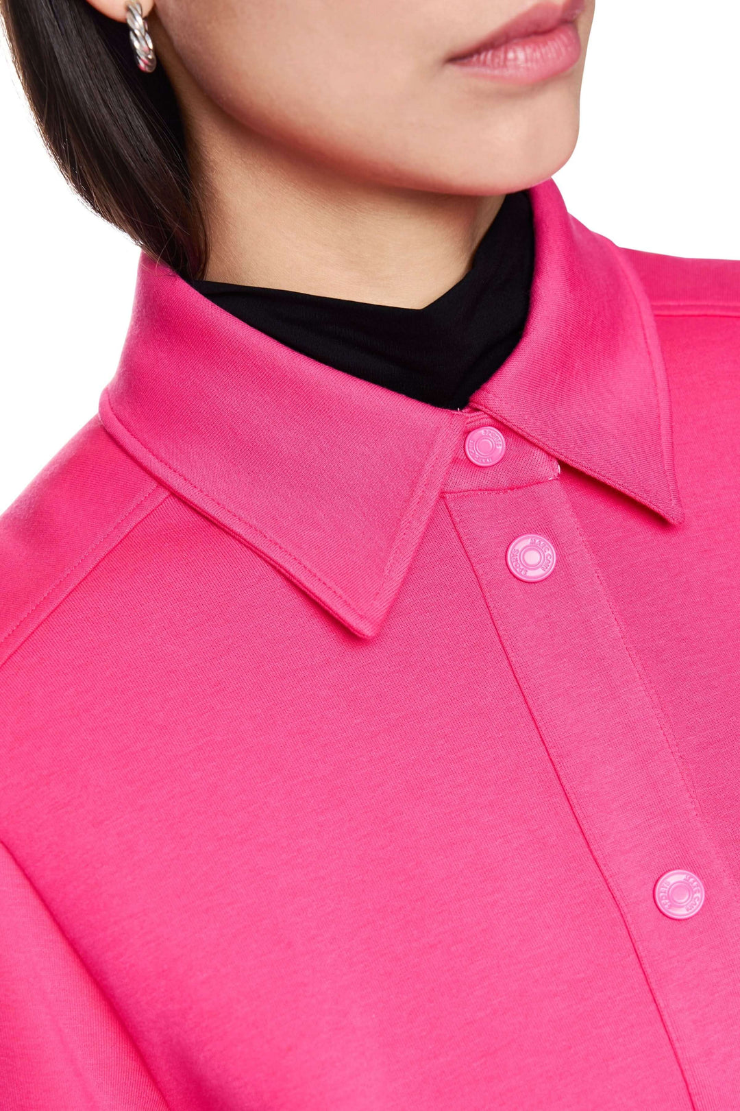 Veste moderne rose avec col chemise et boutons, idéale pour un look décontracté et tendance