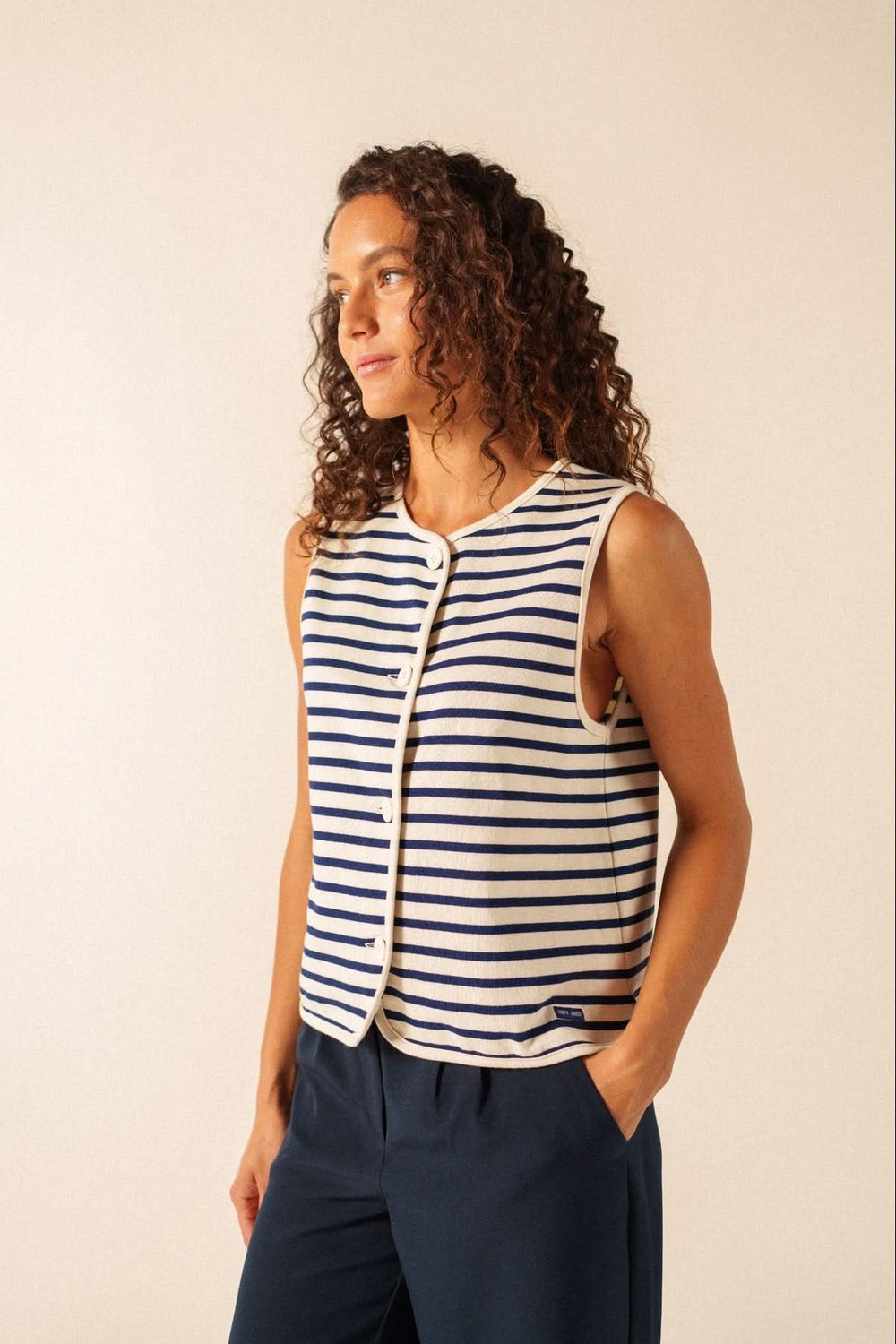 Veste rayée GOUVILLE sans manches, moderne, coupe droite, fermeture boutonnée, idéale pour l'été, style marin.