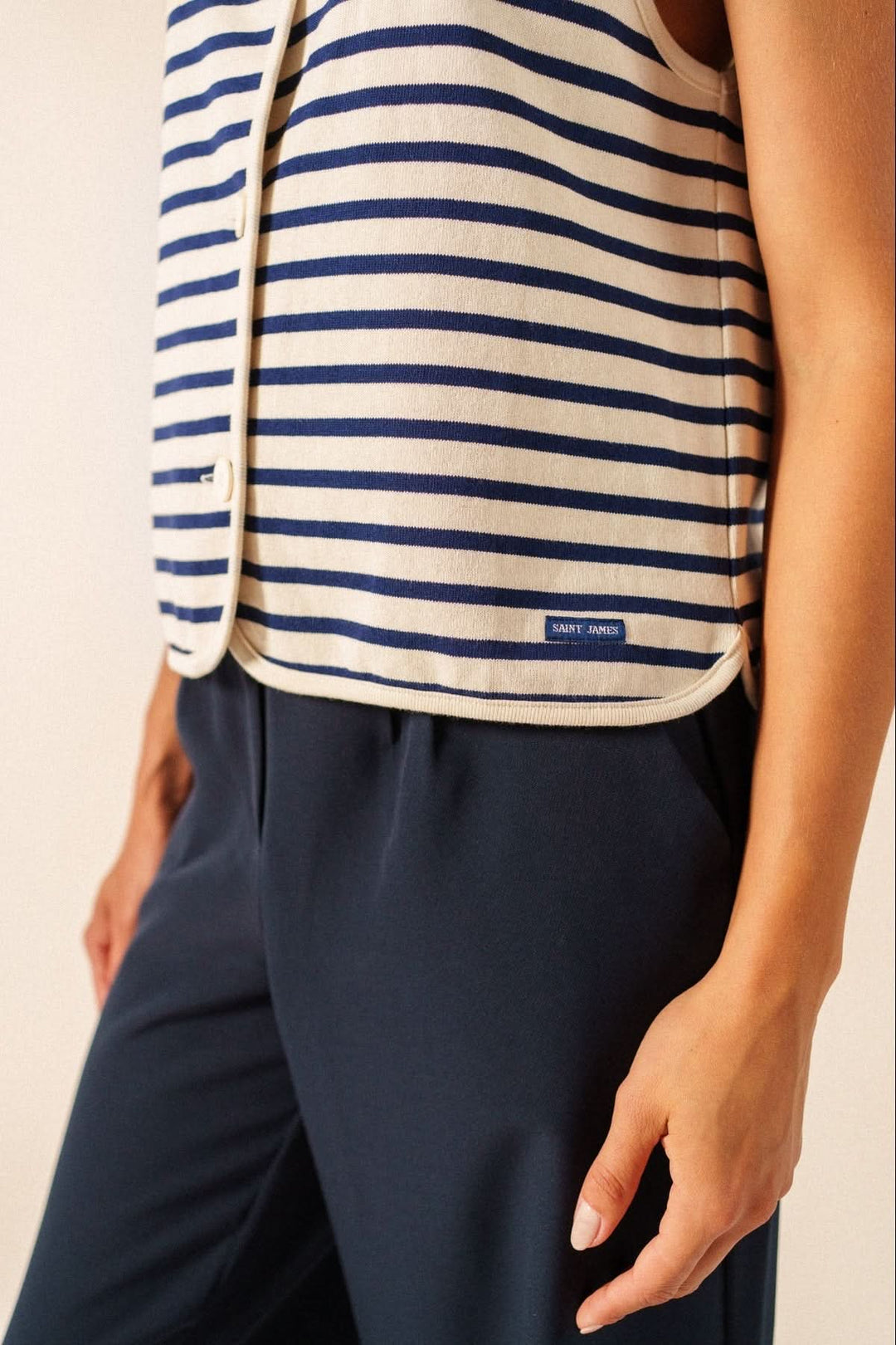 Veste rayée GOUVILLE sans manches avec encolure arrondie et coupe droite, un ajout parfait à une garde-robe estivale moderne.