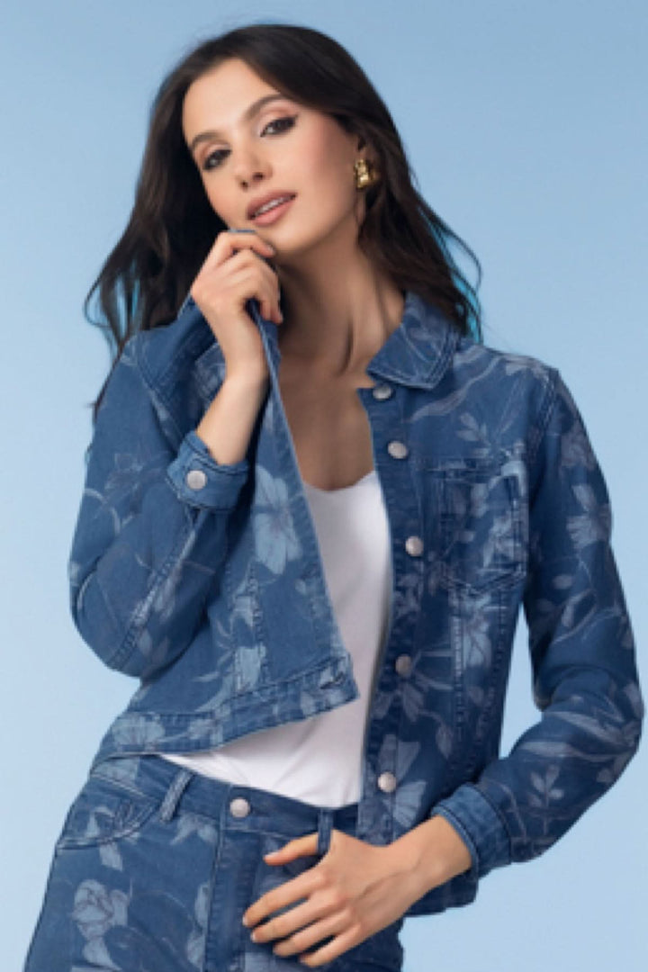 Veste réversible en denim imprimé portée par un modèle, mettant en valeur une option de style avec motif délicat et coupe structurée.