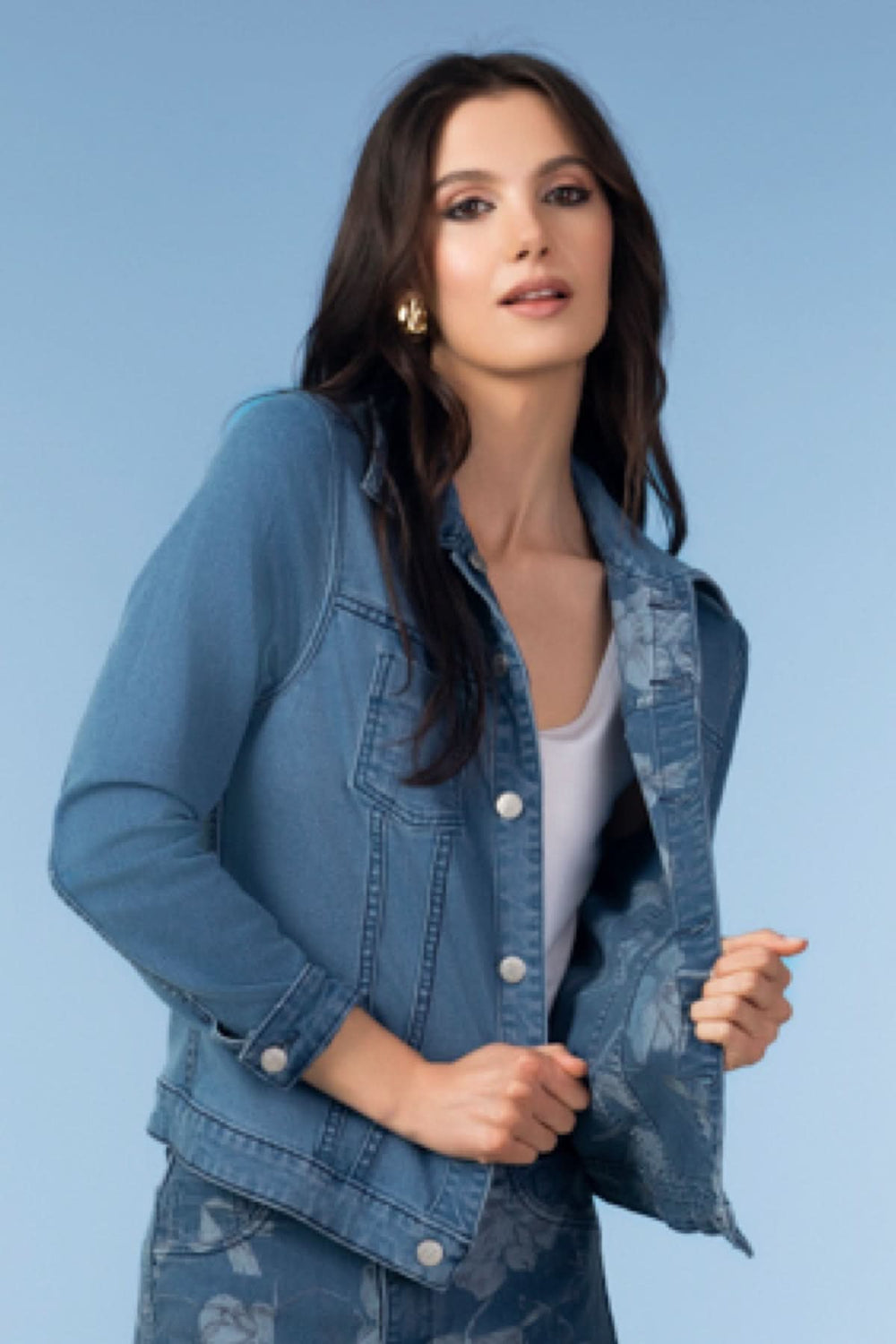 Modèle portant une veste réversible en denim imprimé, montrant le côté uni et motif floral pour un look chic et polyvalent.