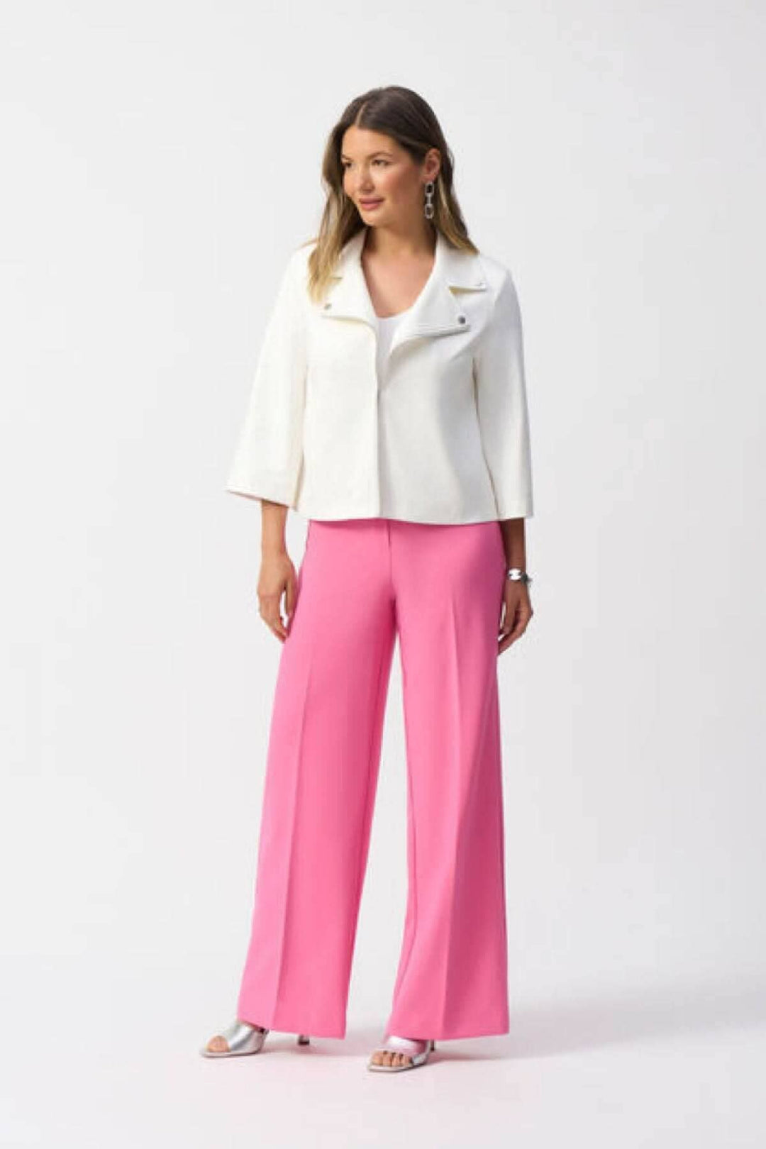 Veste souple blanche avec revers et pantalon rose, look élégant et décontracté, modèle 5&