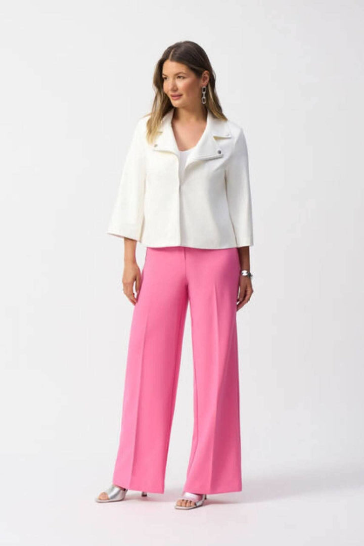 Veste souple blanche avec revers et pantalon rose, look élégant et décontracté, modèle 5&