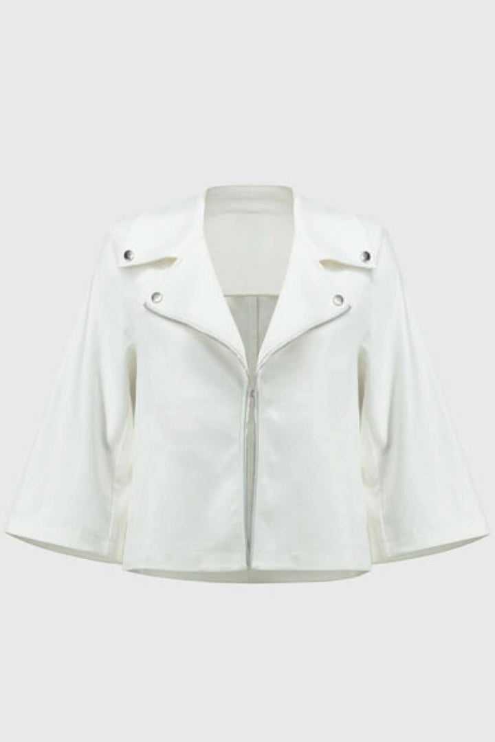Veste souple blanche avec fermeture éclair et manches 3/4, style élégant et décontracté.