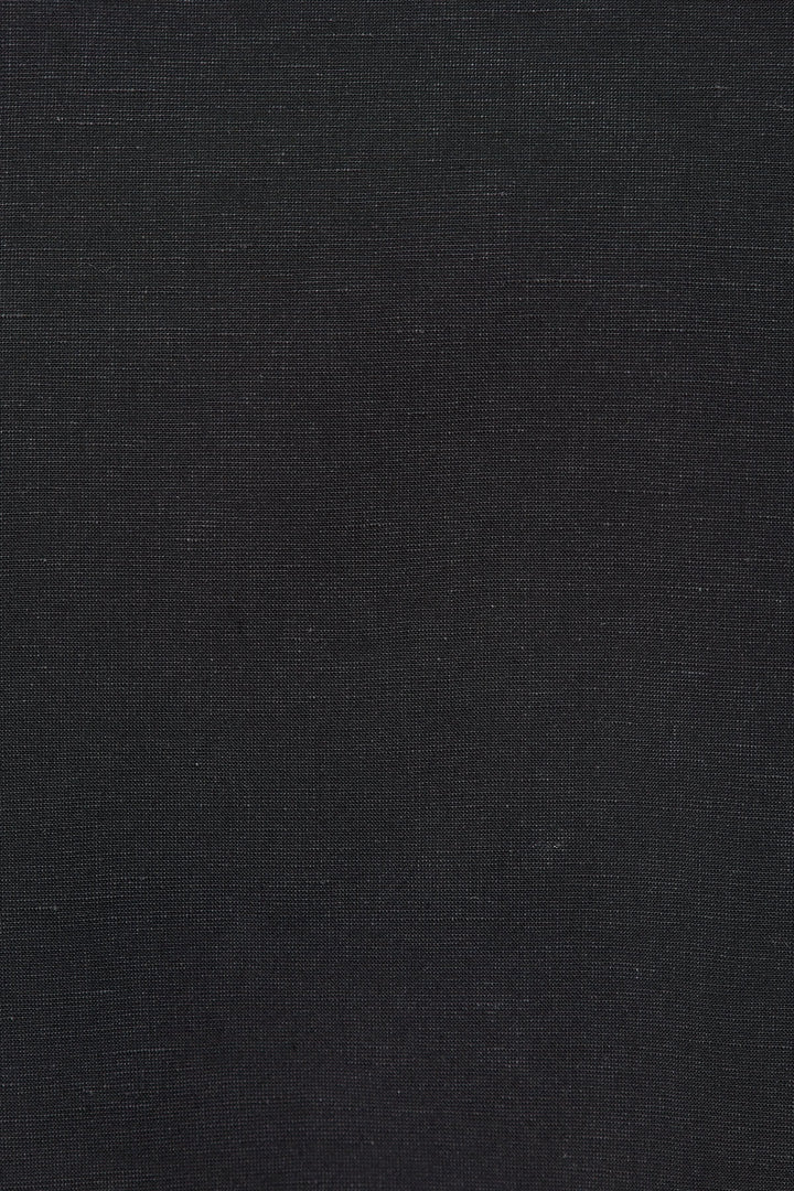 Texture noire de la Veste tailleur Loric sans manches en gros plan.