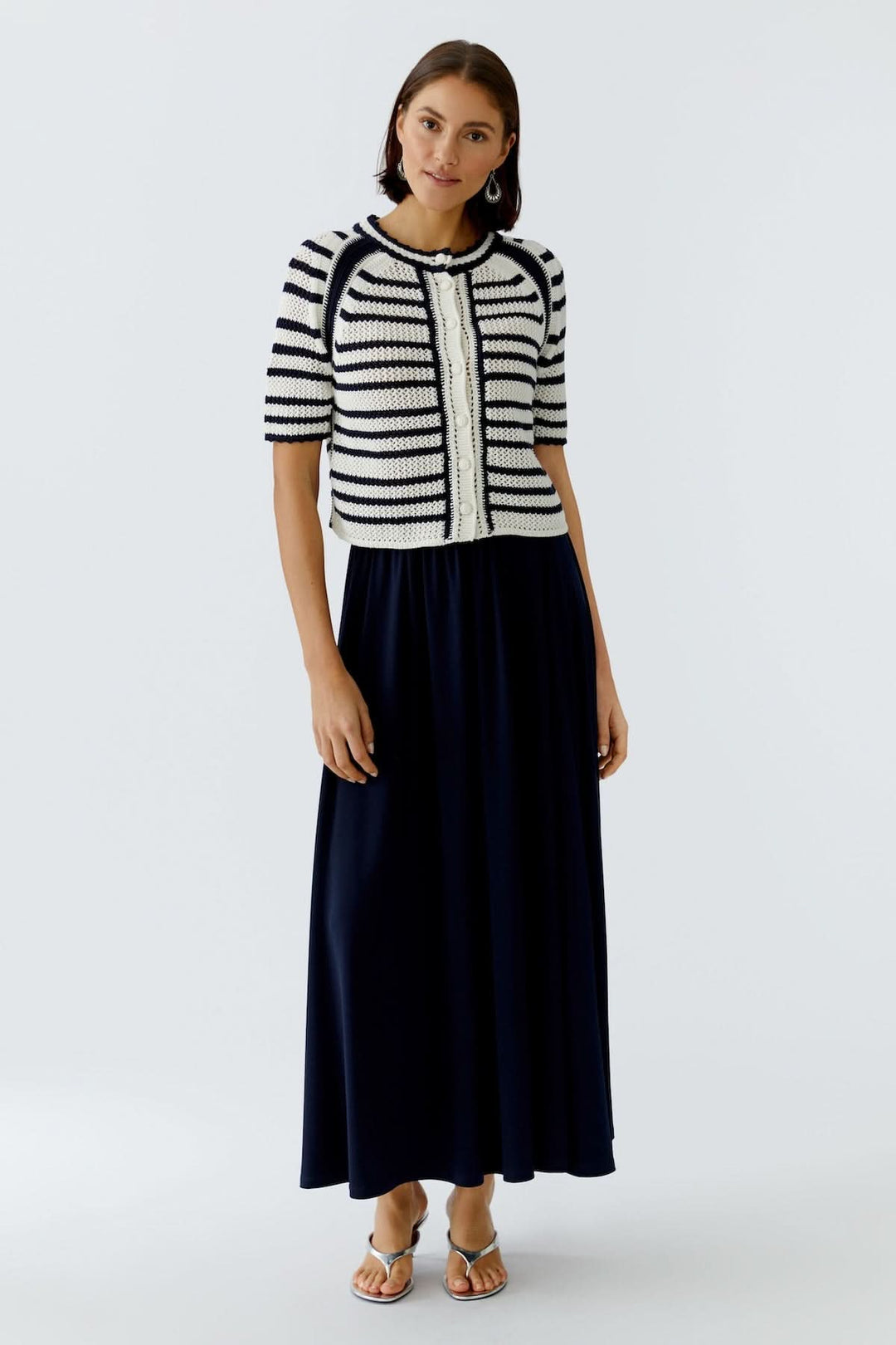 Veste tricot à rayures avec bordures contrastantes, modèle féminin chic et élégant, idéal pour tenues décontractées ou raffinées.