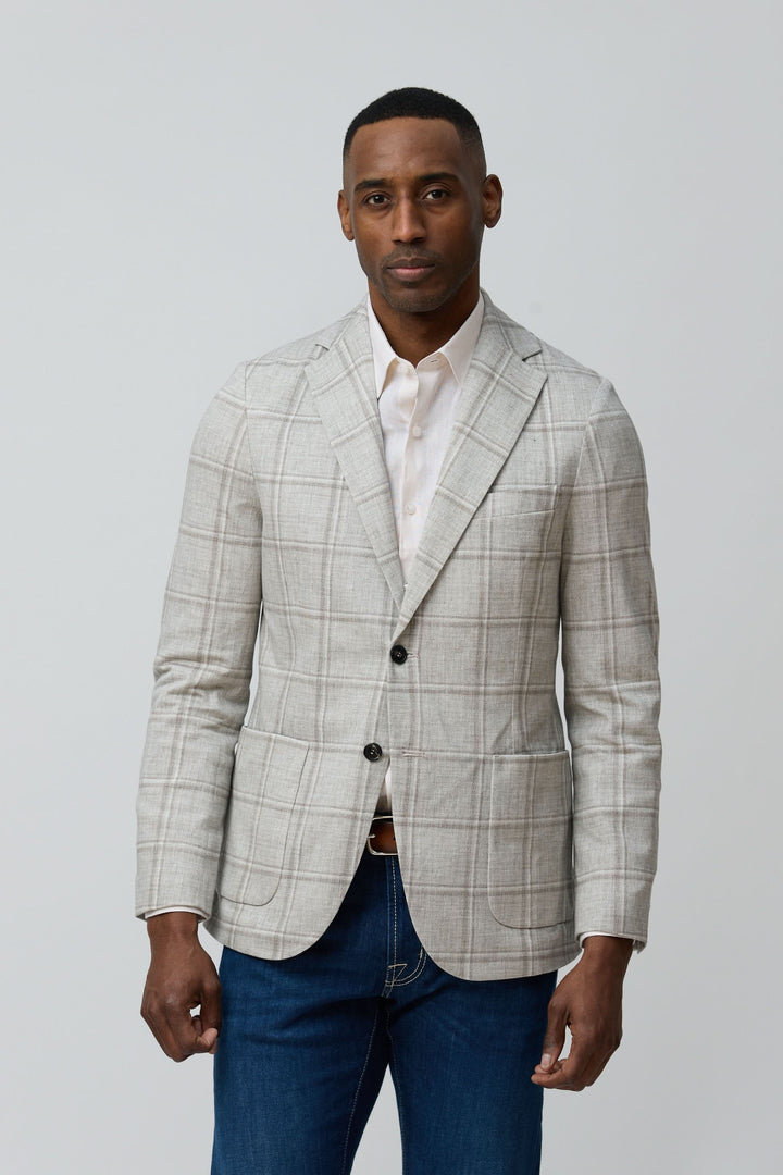 Homme portant un veston à carreaux texturés moderne et décontracté, parfait pour toutes occasions.