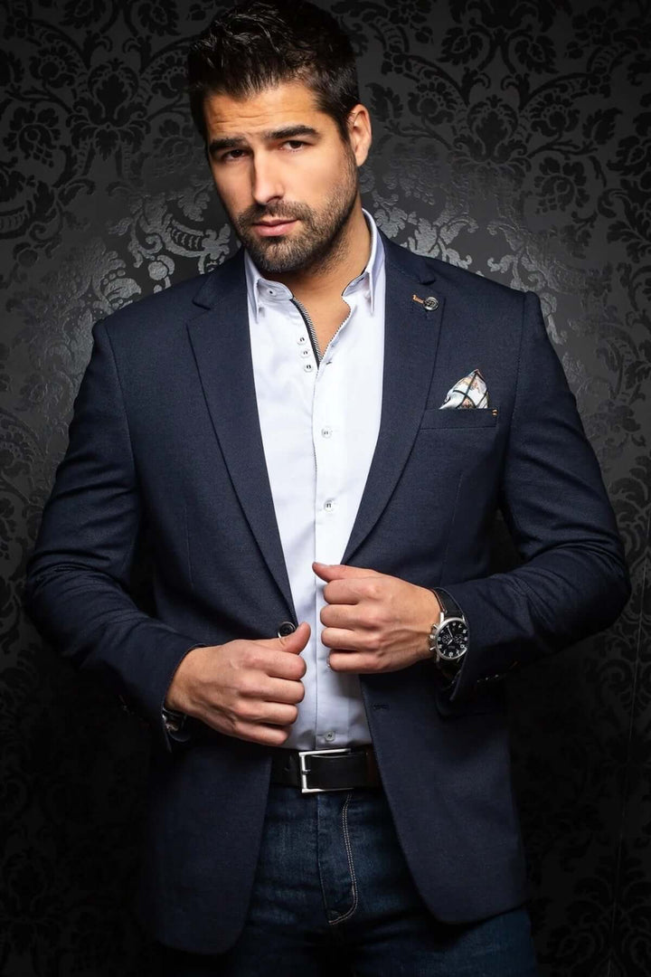 Homme portant un veston moderne Ryan, élégant avec une chemise à col, poches et jeans foncés.