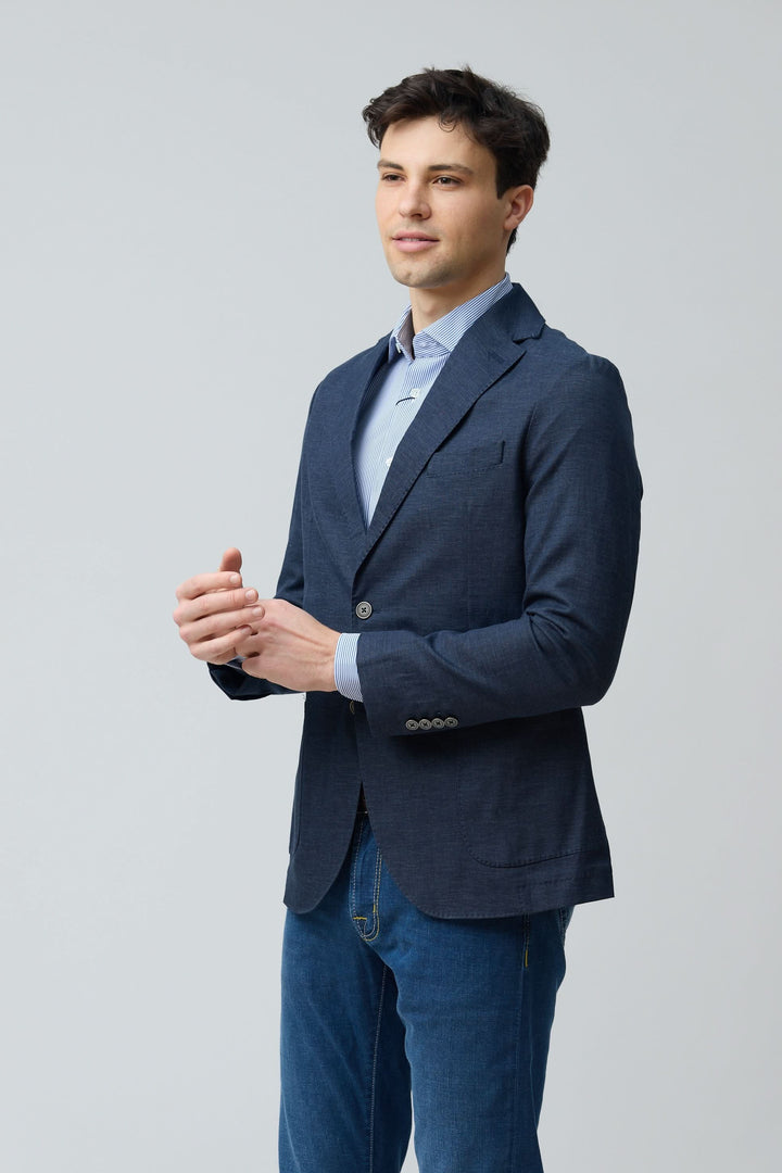 Homme portant un veston en coton et lin extensible au style contemporain et confortable, idéal pour le bureau ou un cadre décontracté.