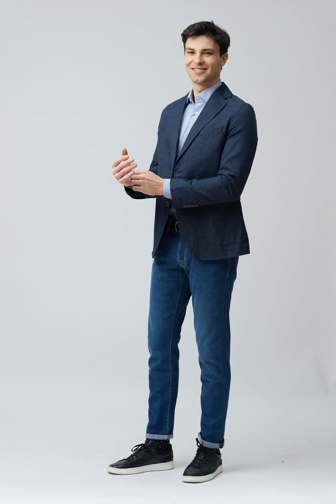 Homme portant un veston en coton et lin extensible au design moderne, idéal pour un look élégant et confortable.