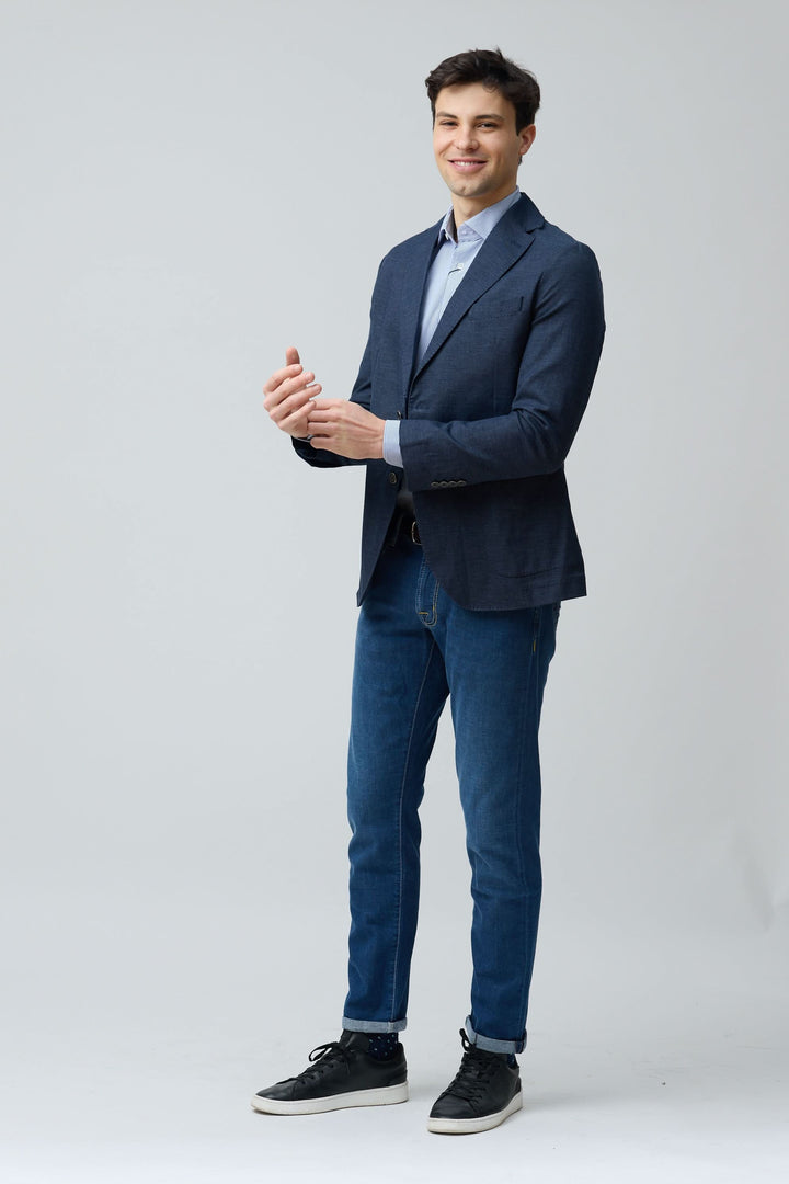Homme portant un veston en coton et lin extensible au design moderne, idéal pour un look élégant et confortable.