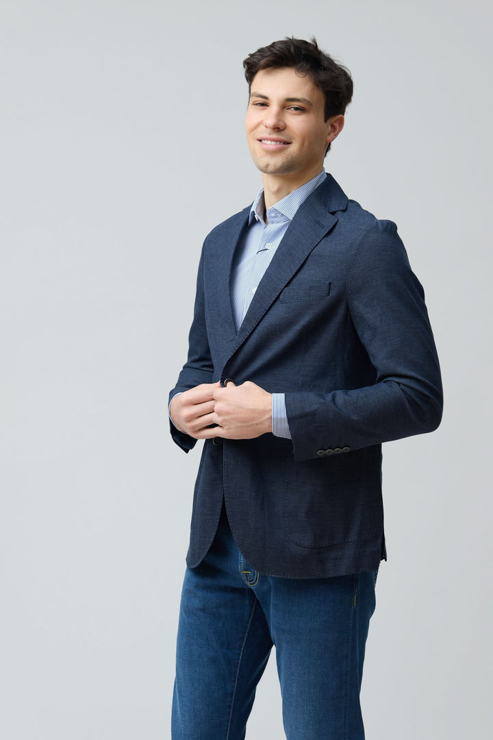 Homme portant un veston en coton et lin extensible, coupe ajustée et style contemporain, parfait pour le bureau ou un look décontracté.