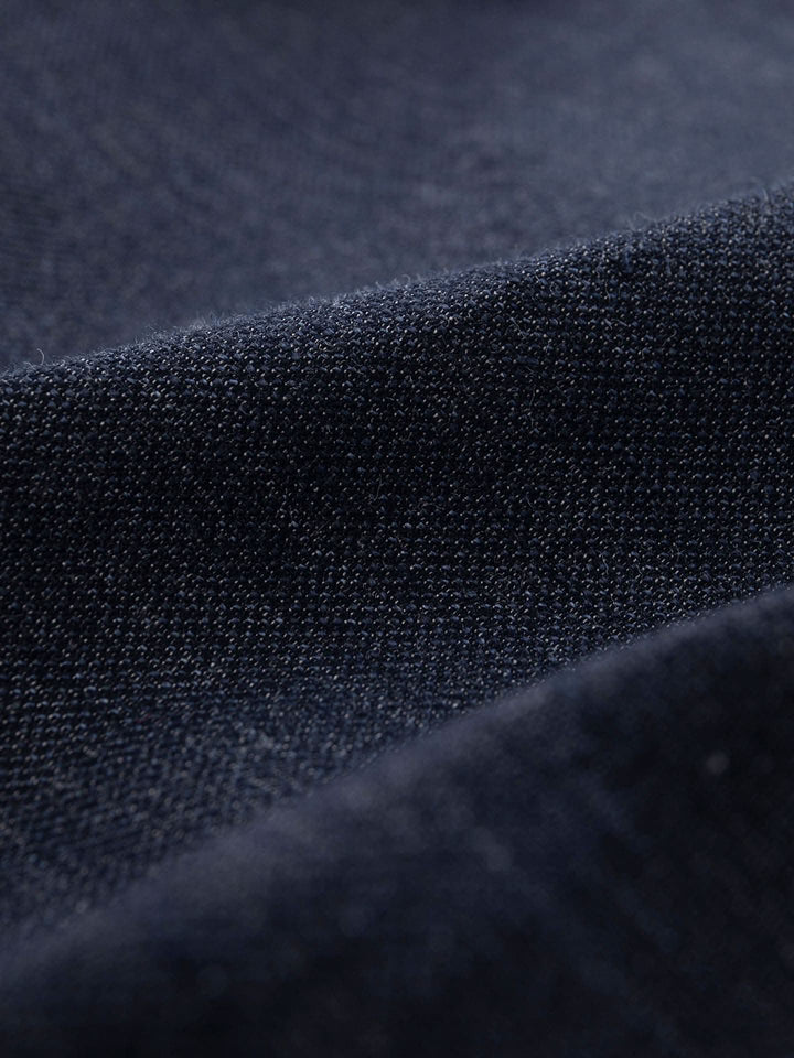 Tissu du veston en coton et lin extensible, texture souple et respirante pour un look contemporain et confortable.
