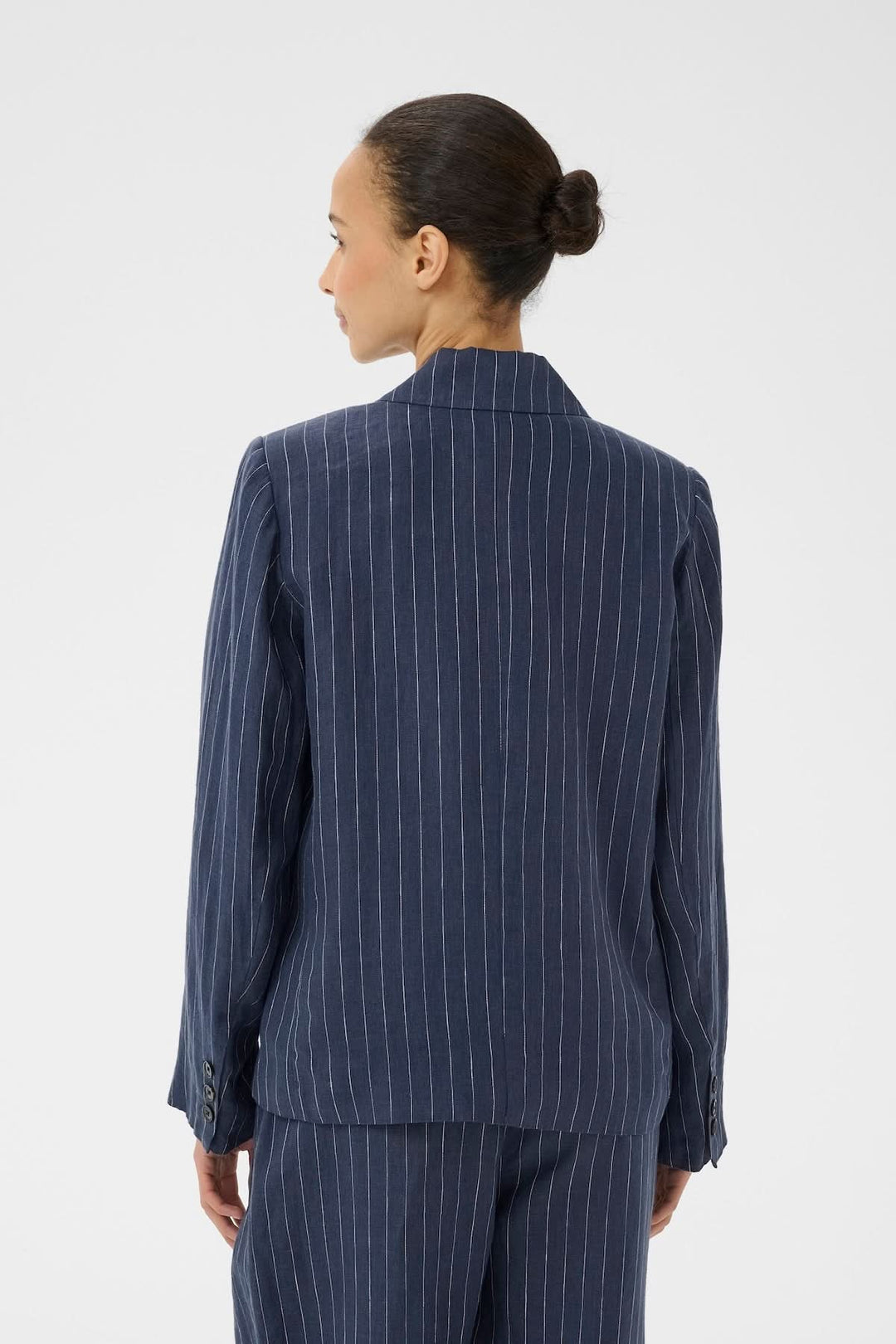 Vue arrière du Veston en lin Alita rayé avec col tailleur classique et manches longues, adapté pour une allure élégante et professionnelle.