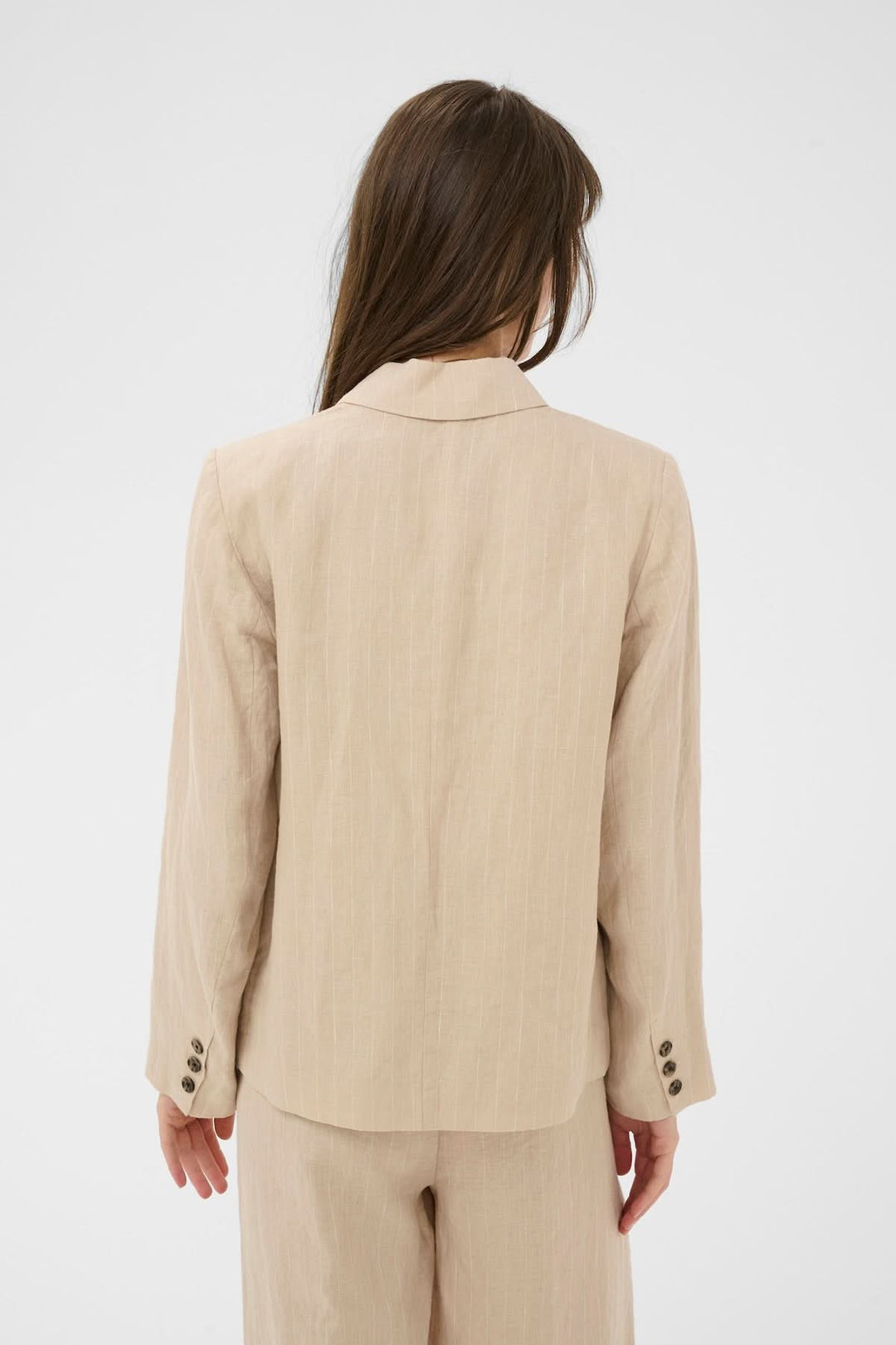 Veston en lin Alita beige, vue de dos, manches longues et col tailleur, idéal pour un look professionnel moderne.