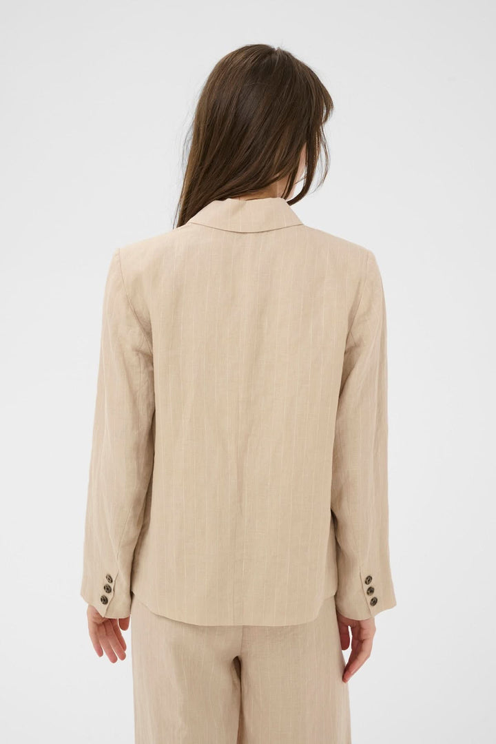Veston en lin Alita beige, vue de dos, manches longues et col tailleur, idéal pour un look professionnel moderne.