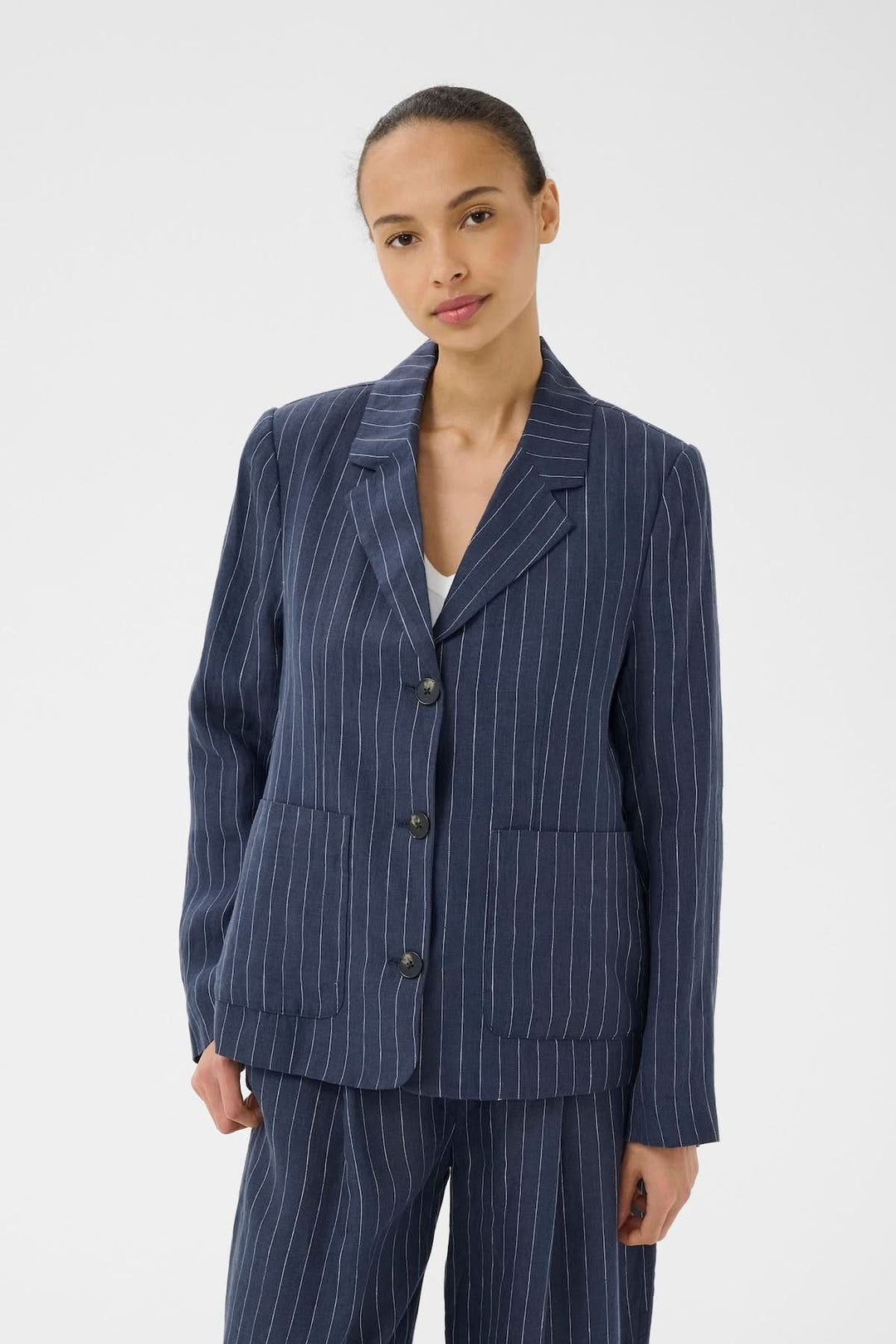 Veston en lin Alita rayé, coupe droite, col tailleur classique, tenue élégante et moderne.