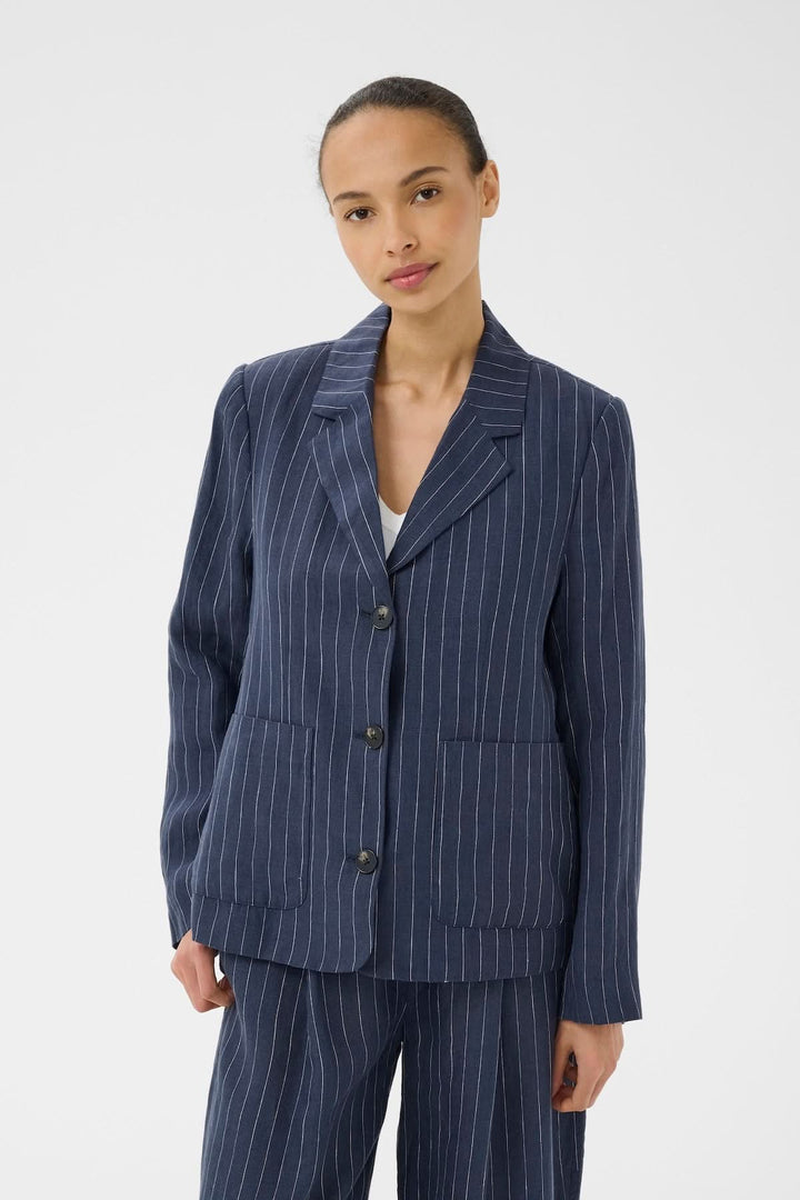 Veston en lin Alita rayé, coupe droite, col tailleur classique, tenue élégante et moderne.