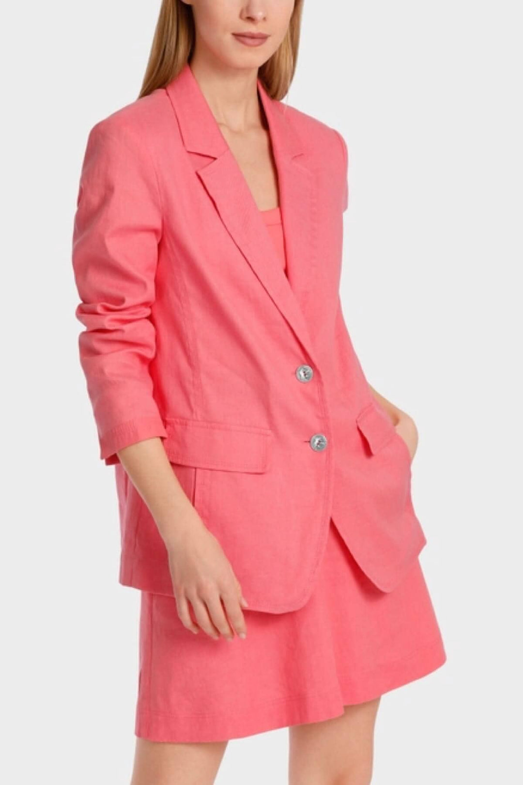 Blazer en lin rose décontracté avec poches et coupe près du corps, parfait pour une tenue élégante et moderne.