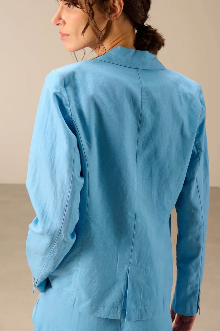 Veston léger à coupe droite bleu, élégant et confortable, vue de dos, idéal pour toutes occasions, col tailleur et poches à rabat.