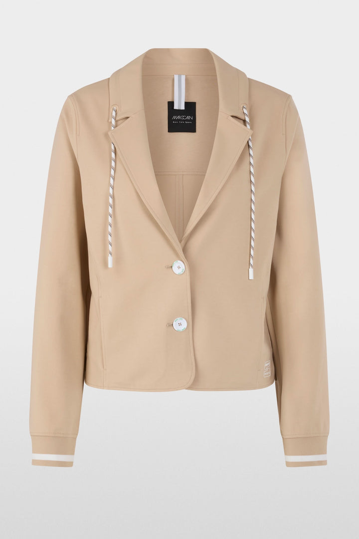 Veston sportif à détails rayés avec capuchon intégré et revers classiques, coupe courte et structuré, couleur beige.