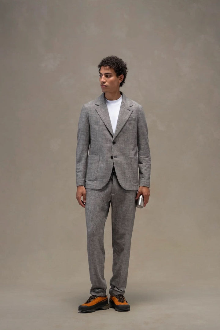 Veston texturé porté par un homme, veste en polaire imprimée avec col à revers et fermeture à boutons en corne, coupe élégante.