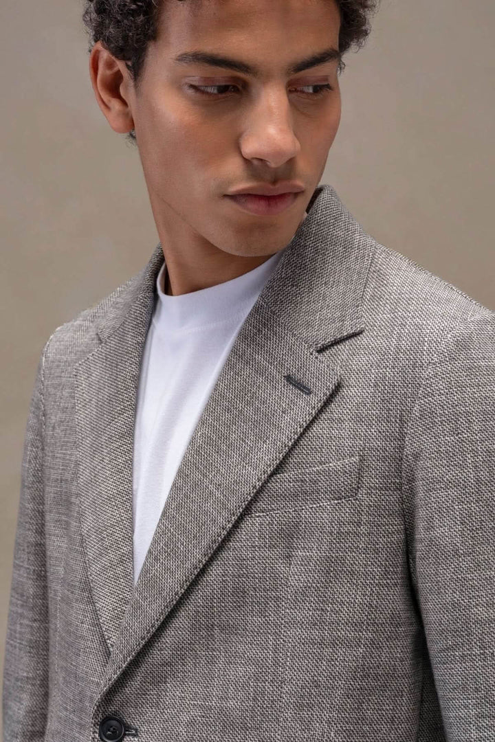 Veston texturé en polaire avec col à revers et boutons en corne, pour un style à la fois décontracté et sophistiqué.