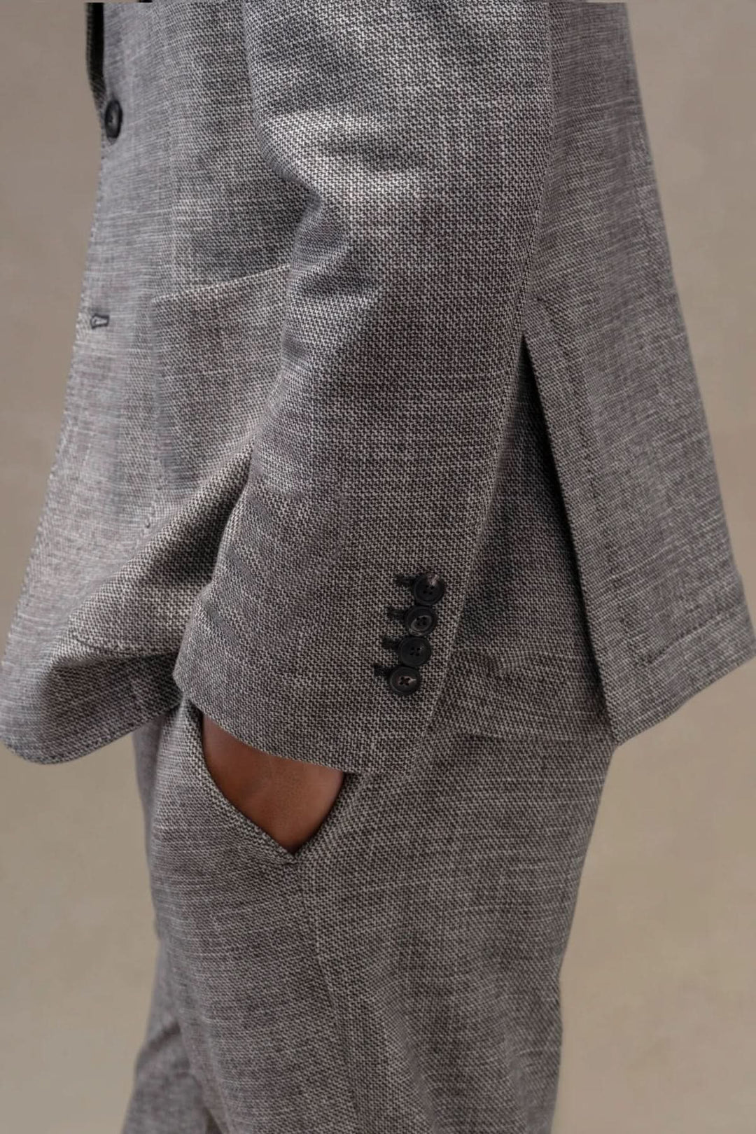 Veston texturé en polaire avec col à revers, fermeture à boutons en corne, et poignets boutonnés, élégance décontractée.