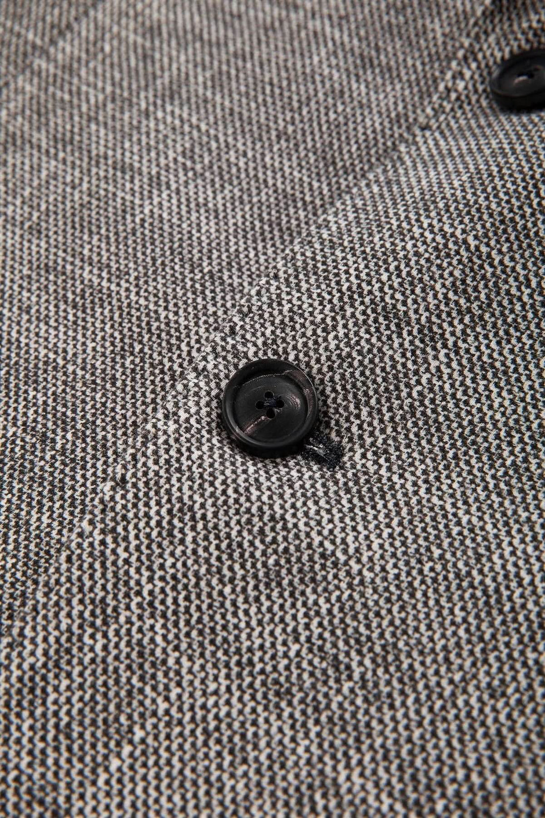 Veston texturé avec boutons en corne, offrant un style raffiné et confortable grâce à sa matière extensible et douce.
