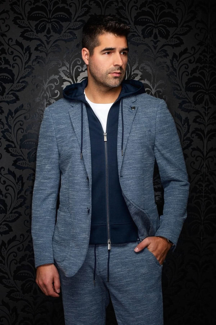 Veston texturé avec capuchon NOAH-HOOD en bleu porté par un homme, style élégant et décontracté, parfait pour toute occasion.